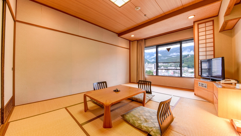 *【和室10畳】畳が心地よい和の空間。川側・山側のお部屋がございます