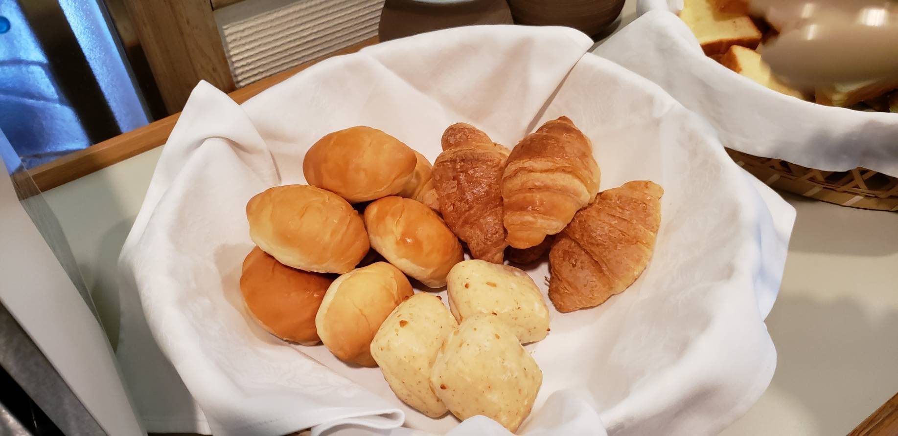 【朝食】4〜5種類のパンをご用意しております