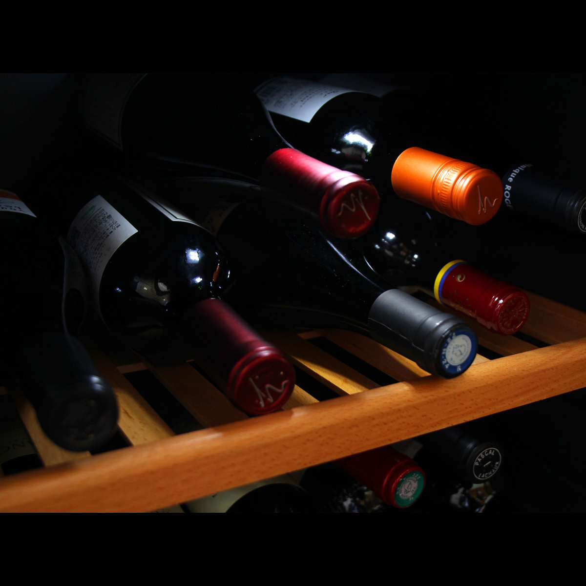 【ワイン】常時赤ワインは20種類、白ワインは10種類と取り揃えてあります。
