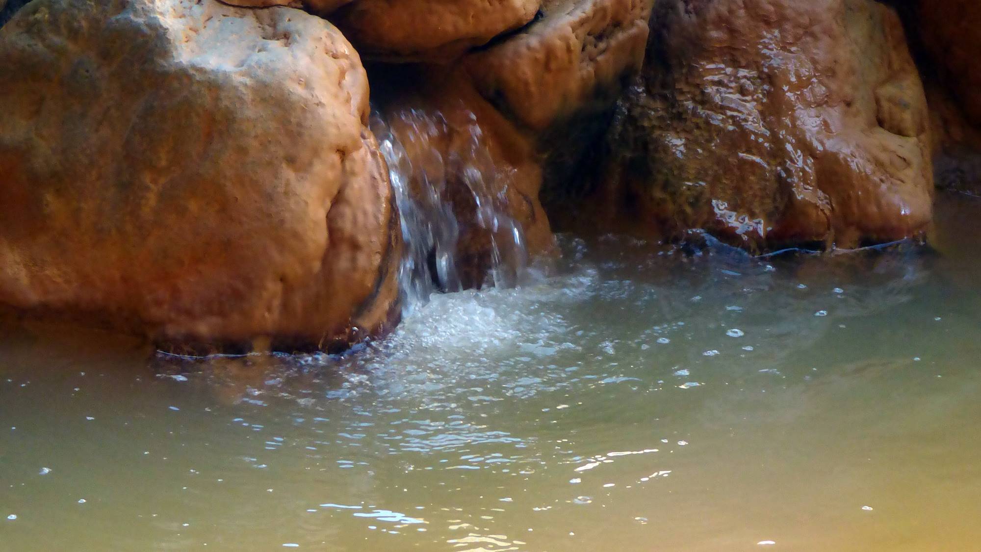 *塩分と水酸化鉄を含み、体が良く温まると評判の相間川温泉。