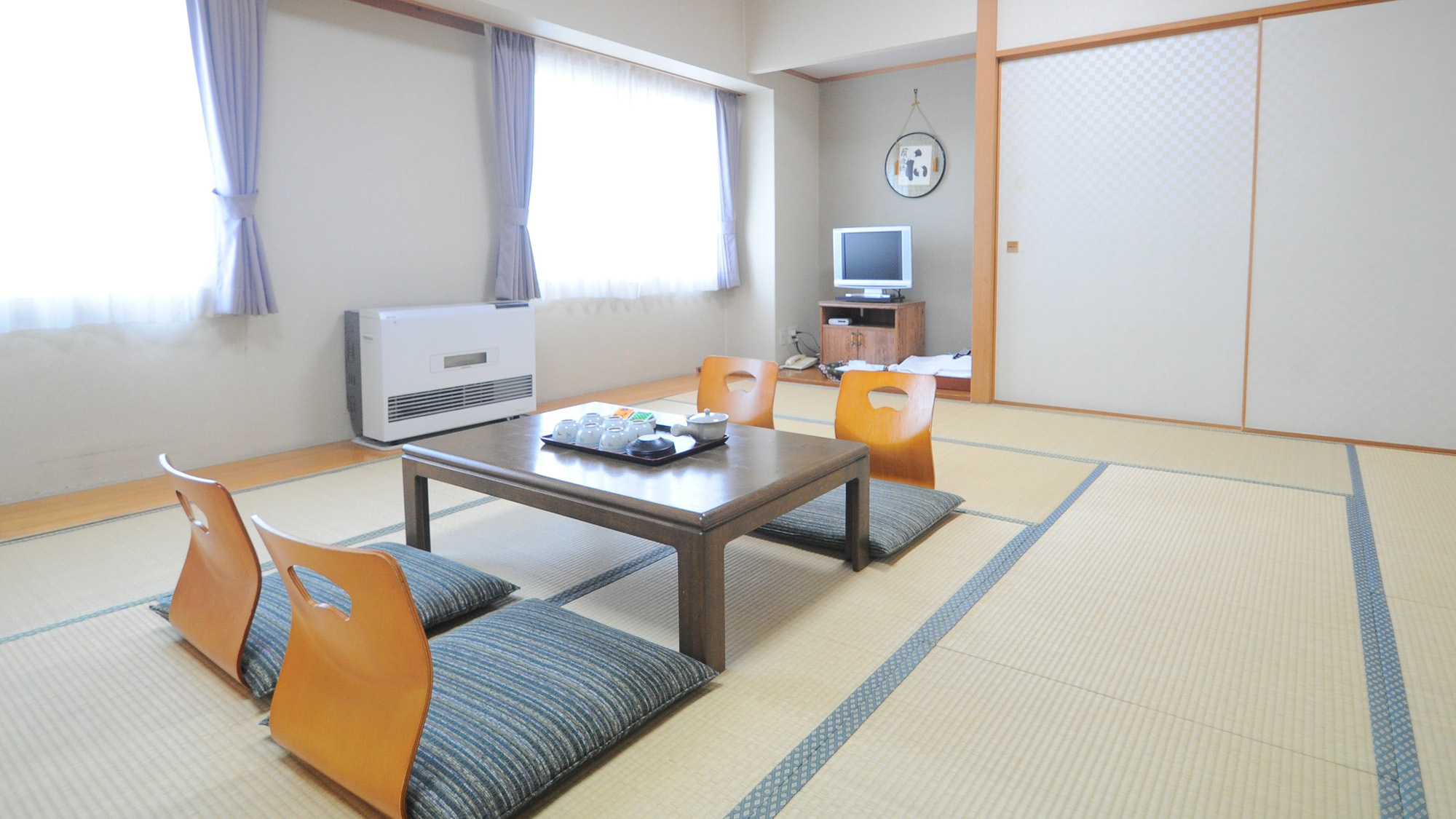 【和室１５畳】広々とした和室です。ご家族やお仲間でゆっくりとお過ごしください。