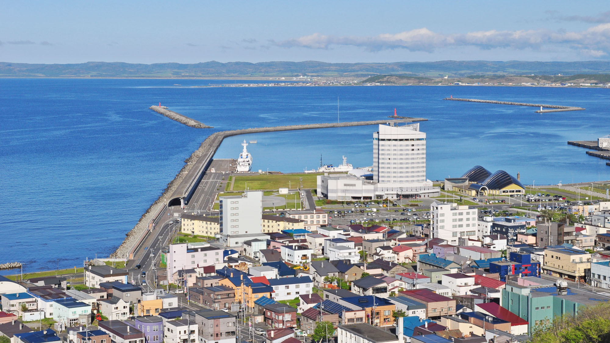 【稚内港】日本最北端の港湾。稚内公園から市街を一望することができます