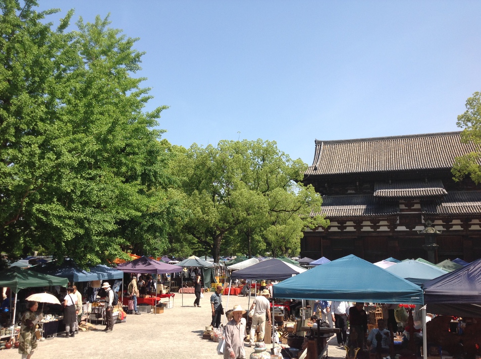 毎月21日は東寺の縁日 弘法さん、25日は北野天満宮の天神さん