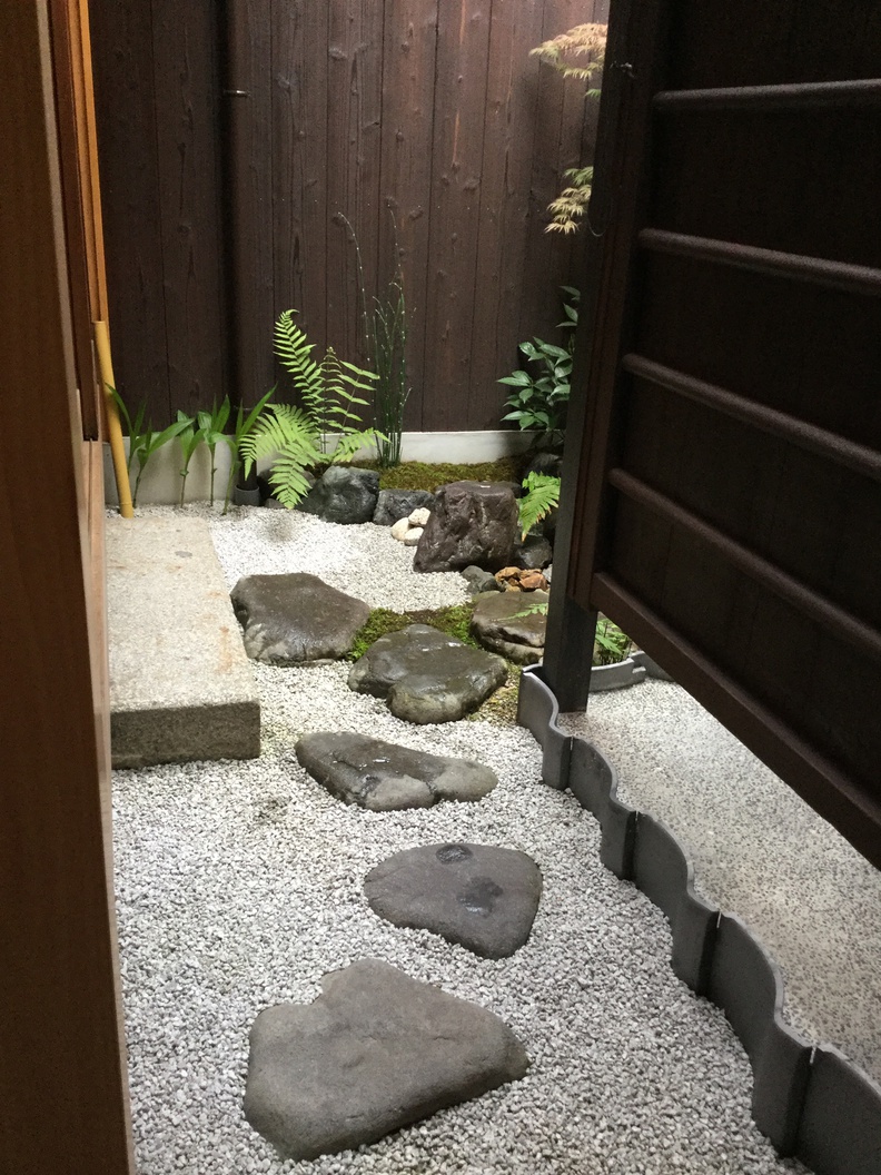 坪庭へのアプローチ  The path for “;Tsuboniwa”; small garden.