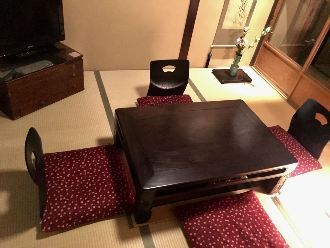 Guest House Machiya Tsubara Gojozaka Located in Higashiyama, Machiya Tsubara Gojozaka is a perfect starting point from which to explore Kyoto. The property features a wide range of facilities to make your stay a pleasant experience. Serv