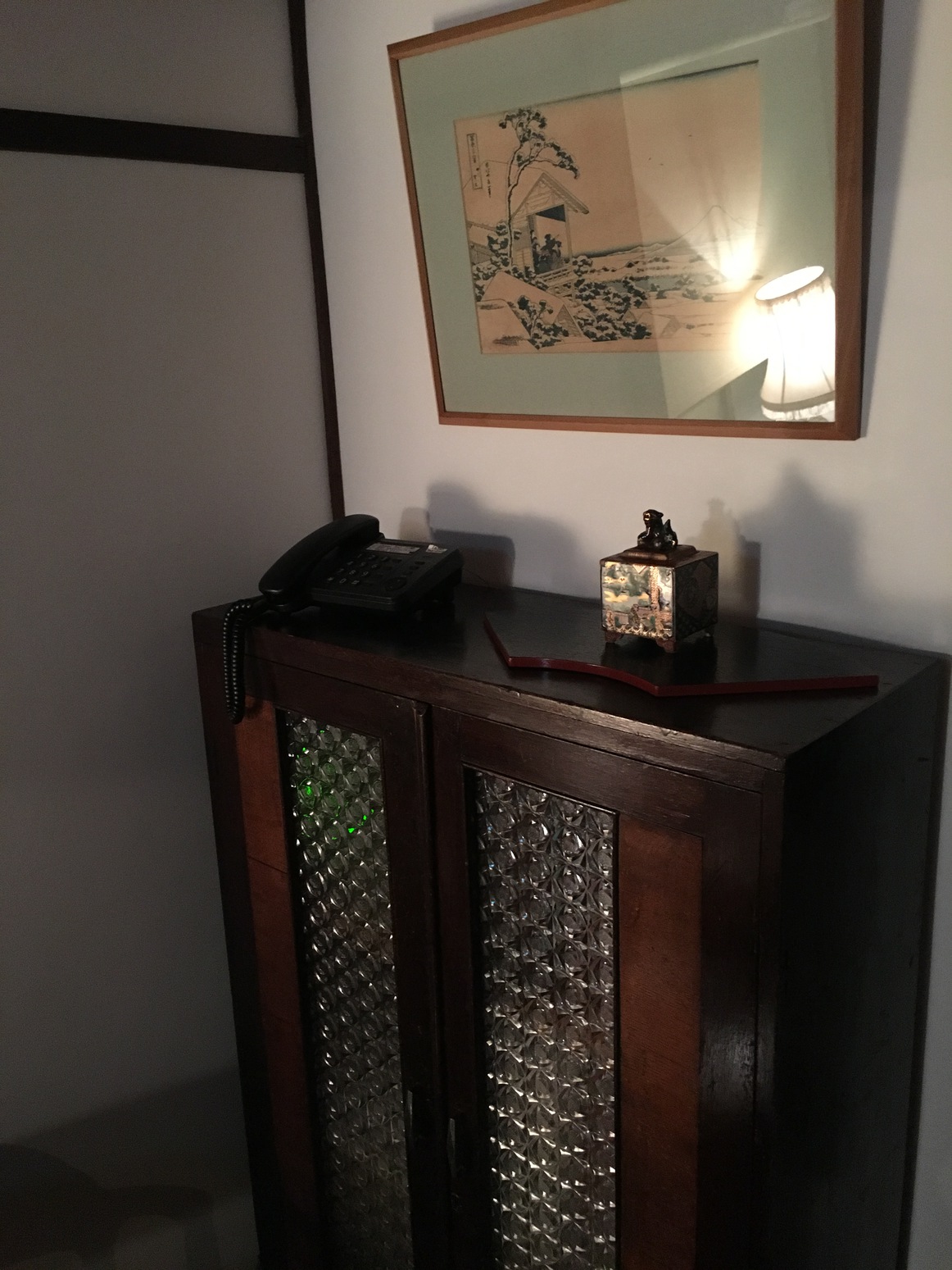 この本棚の硝子は 薔薇模様なんです Antique book shelf 