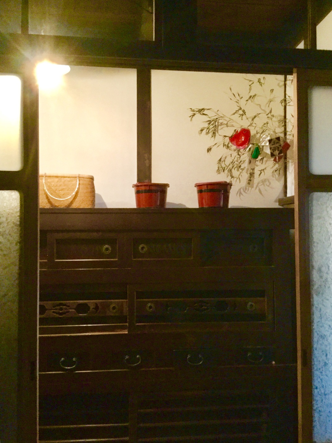 水屋箪笥(みずやたんす)は京町家に深みを与え…;Traditional cupboard