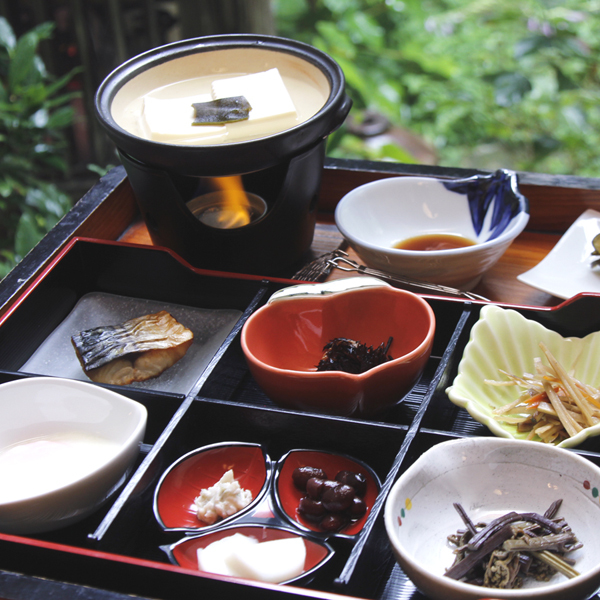 朝食は、湯豆腐をはじめ、山菜やきんぴら、漬物などご飯のすすむおかずが並びます。