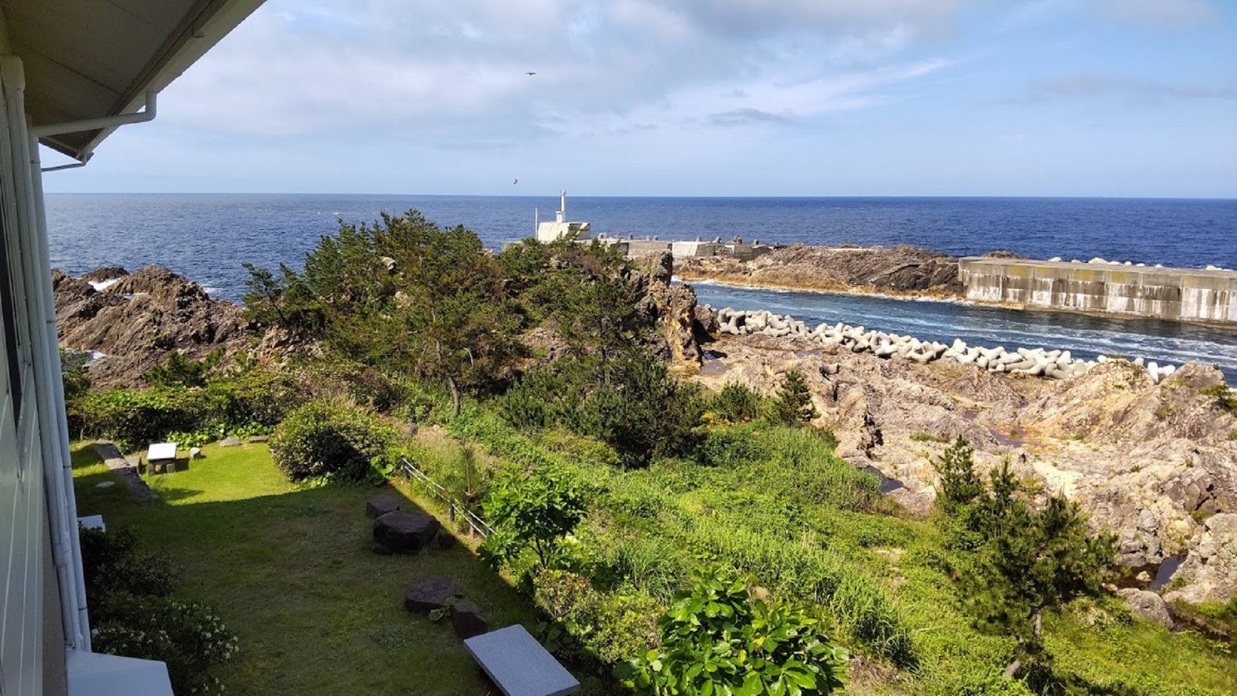 【部屋からの景色】尖閣湾の南端に位置する姫津灯台