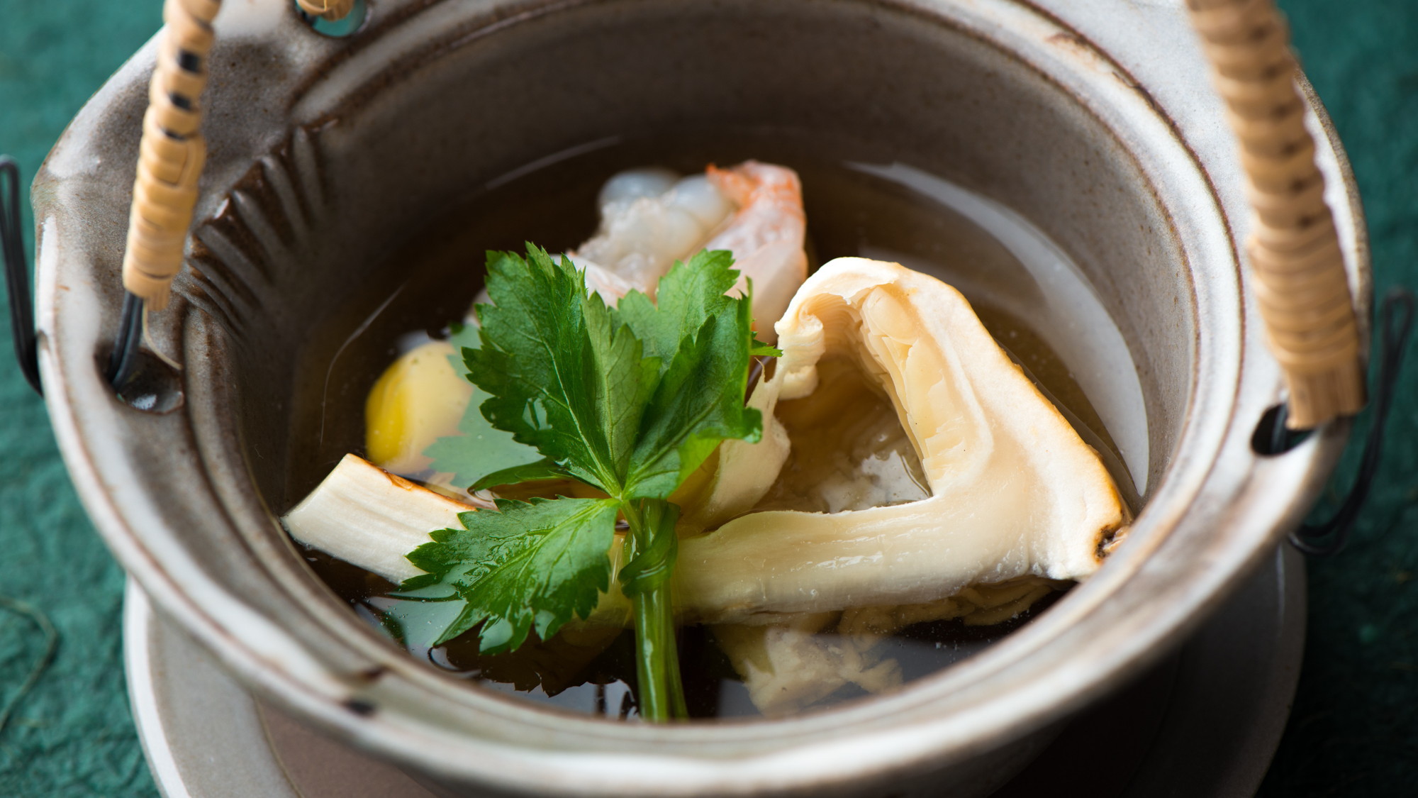 【和食膳・蒸し物例】上品な味わいの土瓶蒸し、季節の山菜を添えて
