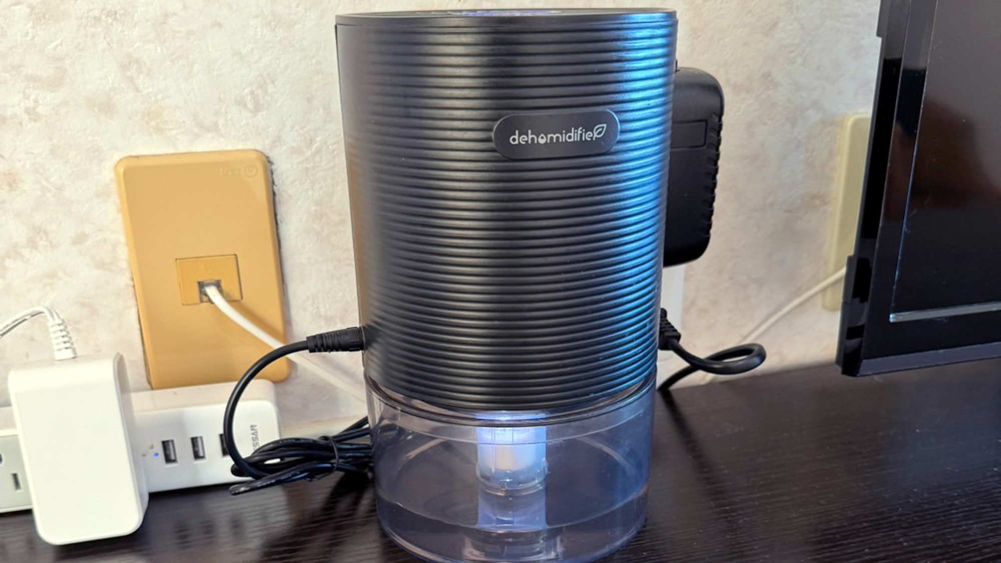 セミダブルルーム＿卓上除湿器もございます