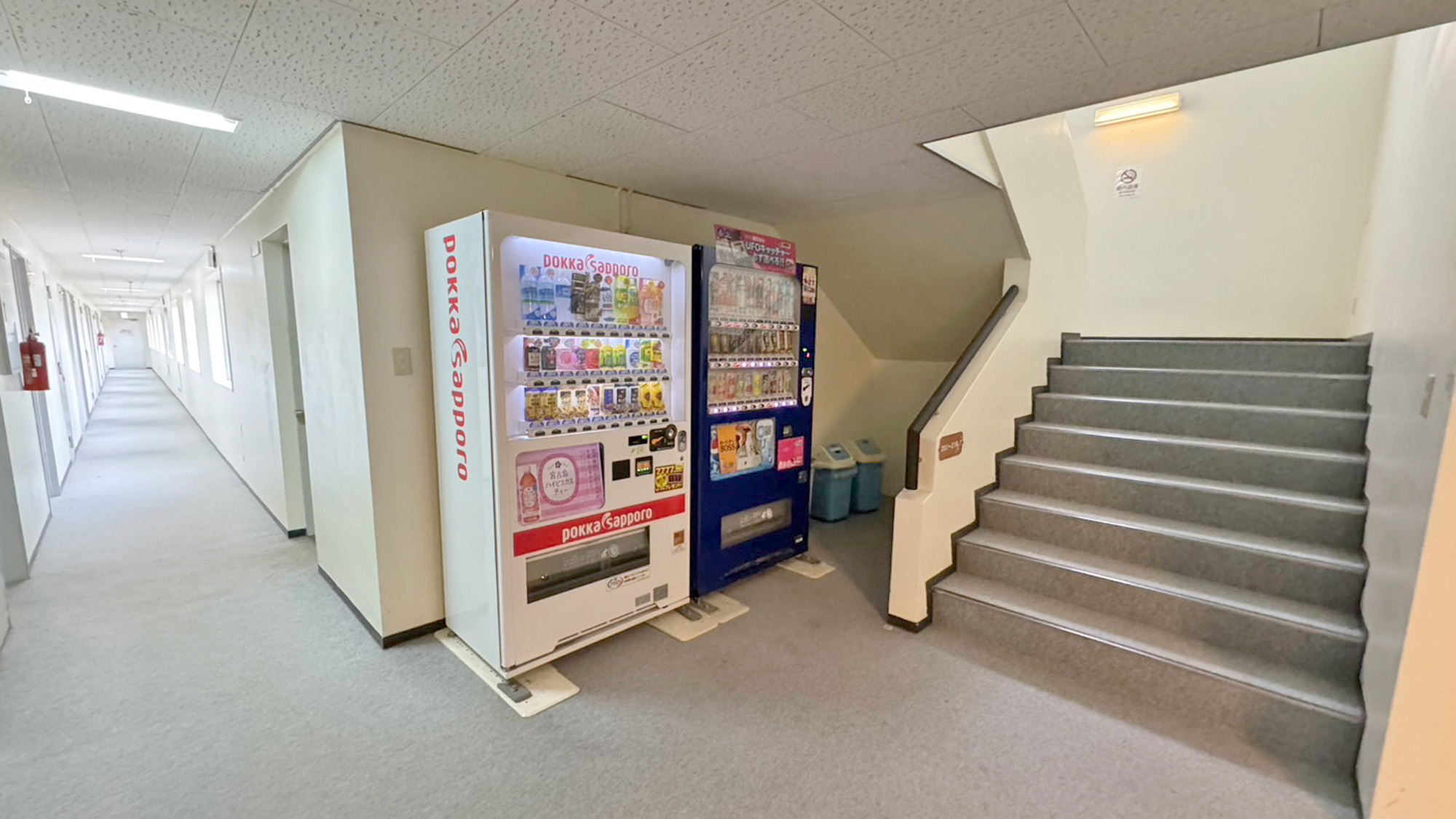 階段側＿自動販売機