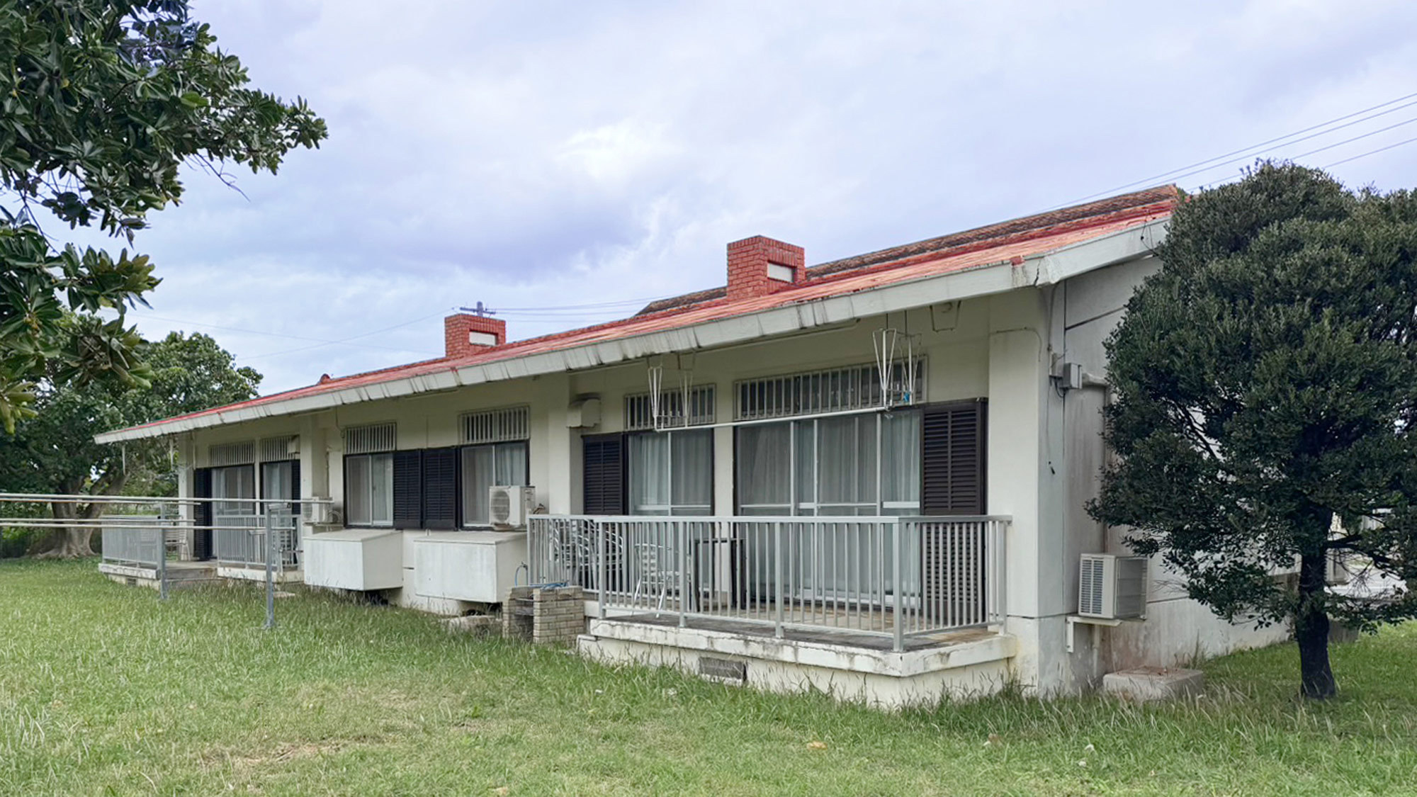 【外観】三角屋根が特徴♪コテージタイプでのんびりお過ごしいただけます。