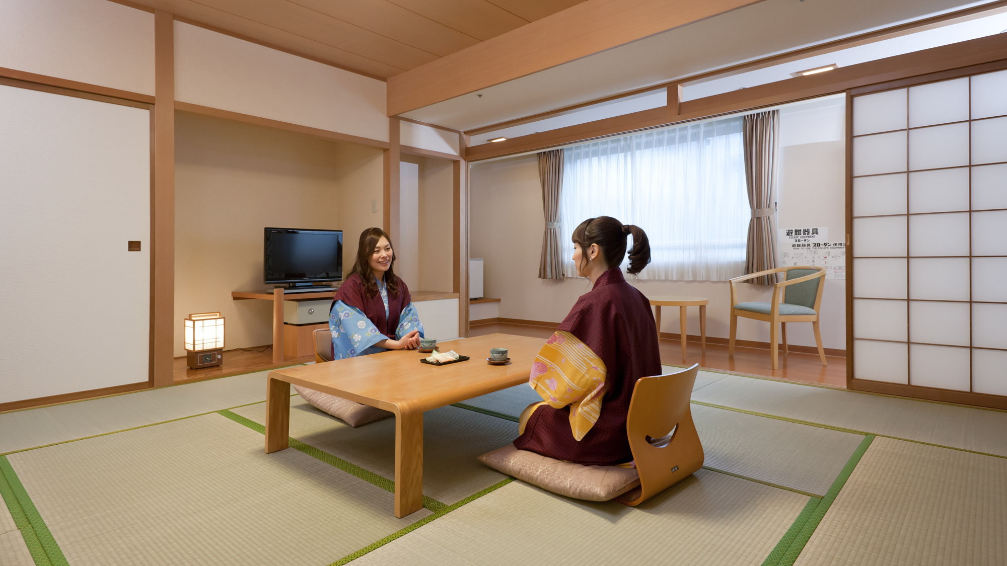 【本館和室12.5畳】すべての和室に広縁を設け、座敷に広がりを持たせています。