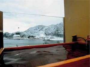 海辺に雪降る展望露天