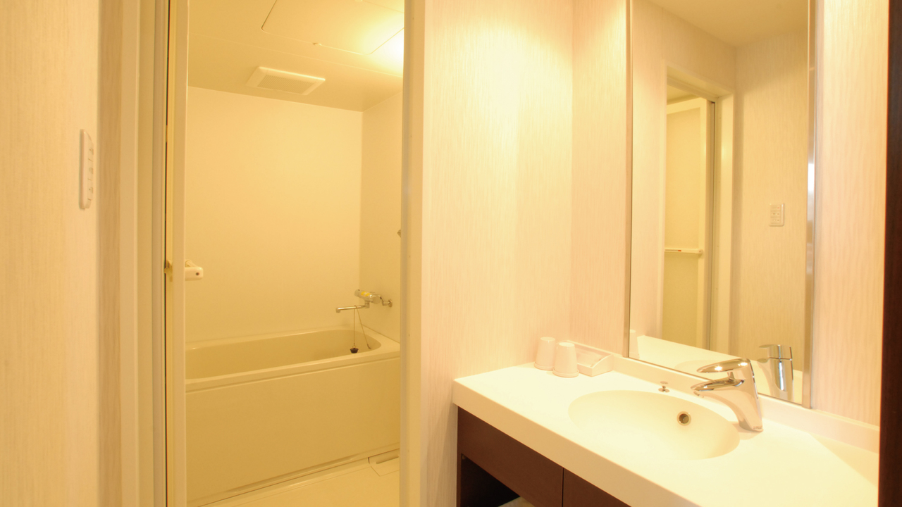 [デラックスツインルーム、トリプルルーム]洗面、お風呂、トイレのお部屋が別々になっております。