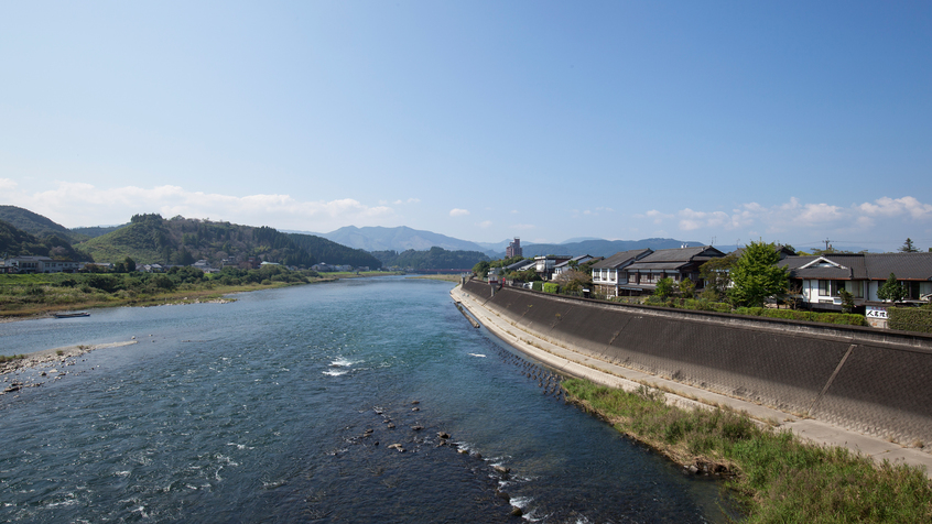 【外観(昼)】球磨川沿いの人吉旅館