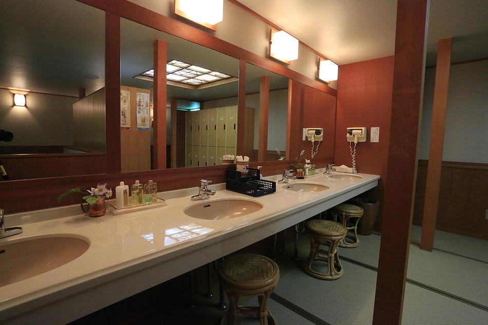 大浴場の脱衣所です。畳敷きで足触りが良いです。