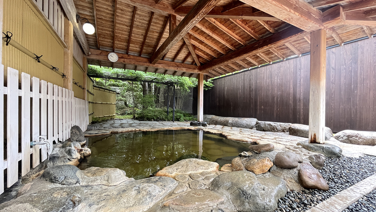 #露天風呂大浴場から露天風呂をご利用いただけます。県内でも数少ない天然岩に囲まれた庭園露天風呂です