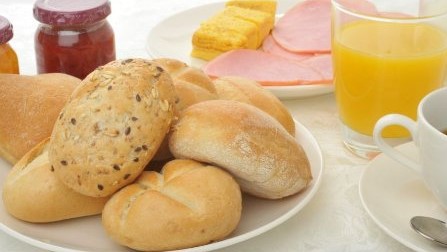 朝食ではヨーロッパから直輸入のパンをご用意しております。