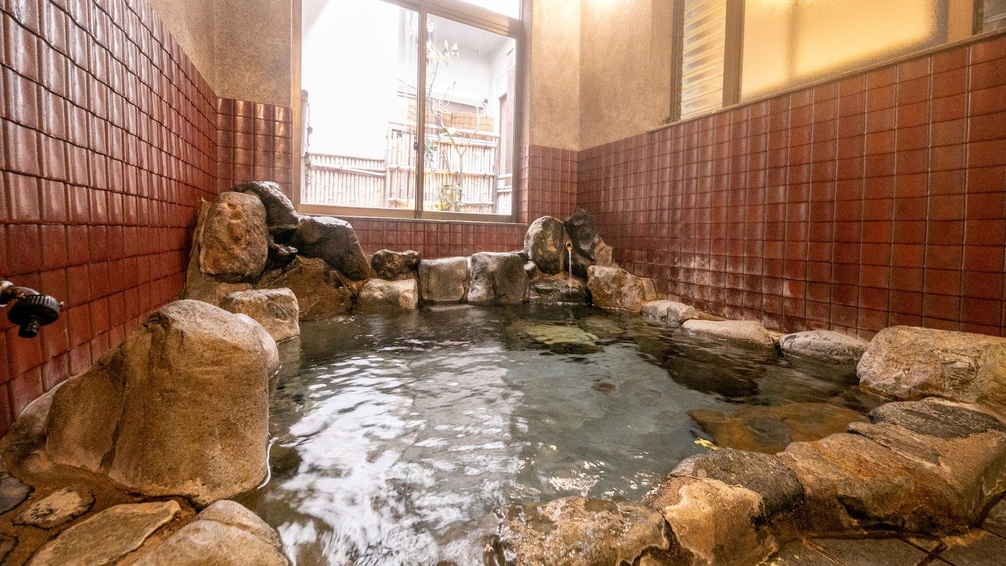 温泉小浴場レトロな雰囲気のこじんまりとした岩風呂