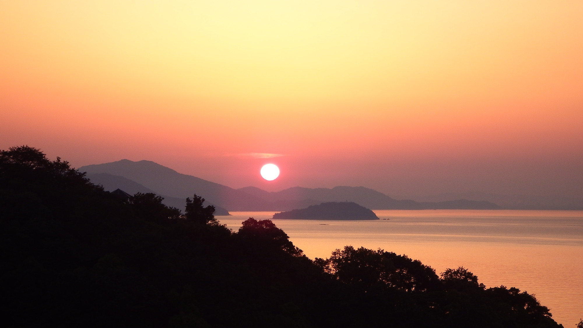 客室から眺める絶景の朝日