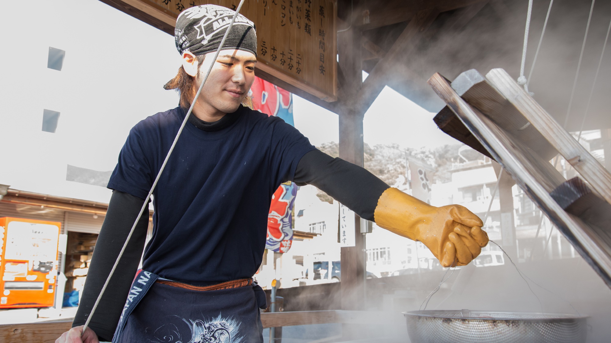 *【海鮮市場“;蒸し釜や”;】熱いのでゴム手袋は必須です。