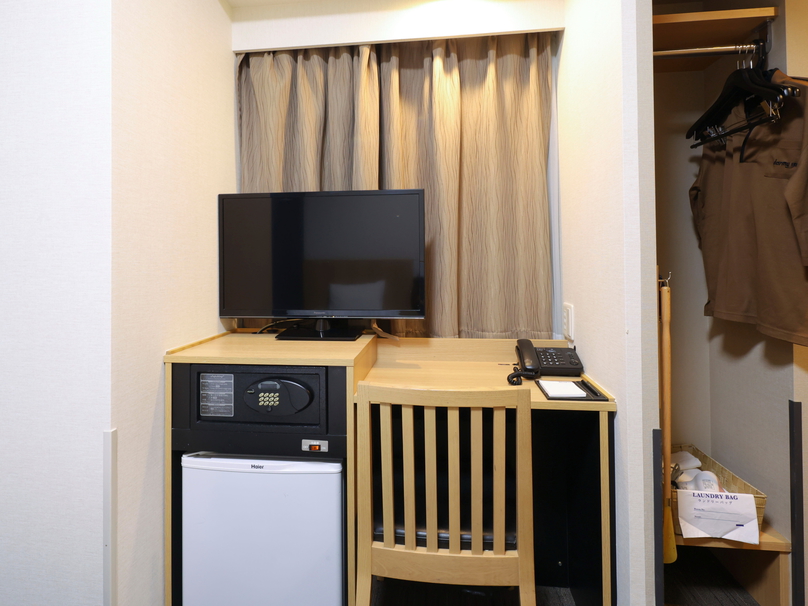 コンパクトシングルルーム(冷蔵庫・TV・金庫・備え付けデスク)