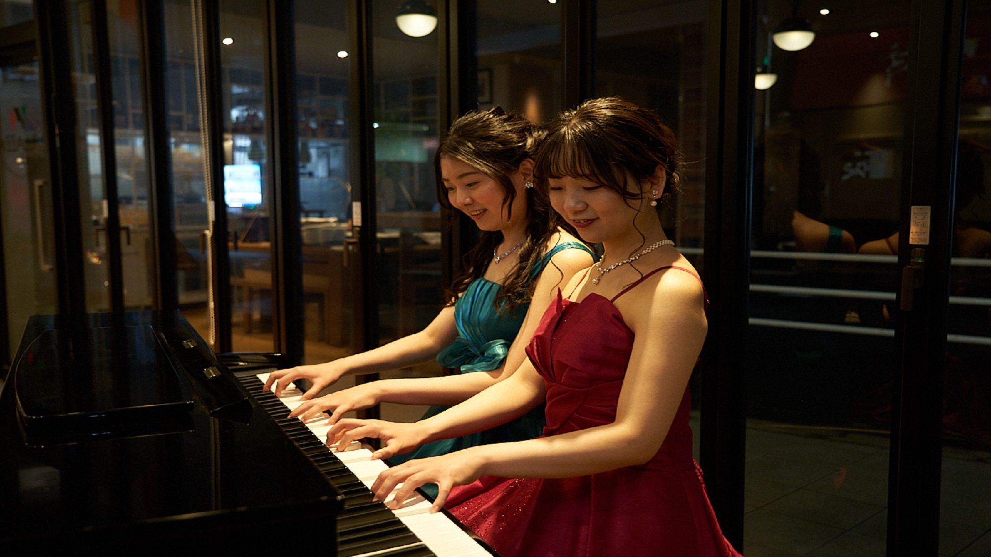 開放的な雰囲気が人気のレストラン♪週末にはピアノ演奏も行います♪