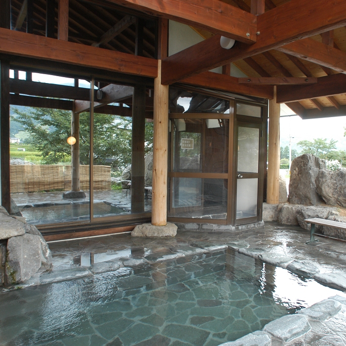 露天風呂からは八方尾根をバックに白馬三山の眺めを楽しめます（みみずくの湯）