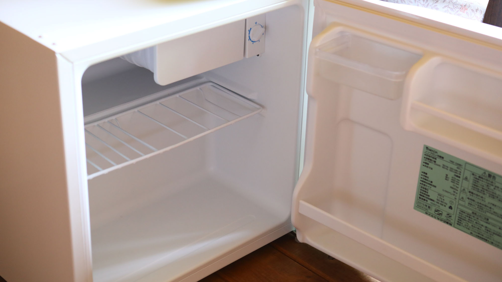 各お部屋にはご自由にお使いいただける冷蔵庫を完備しております