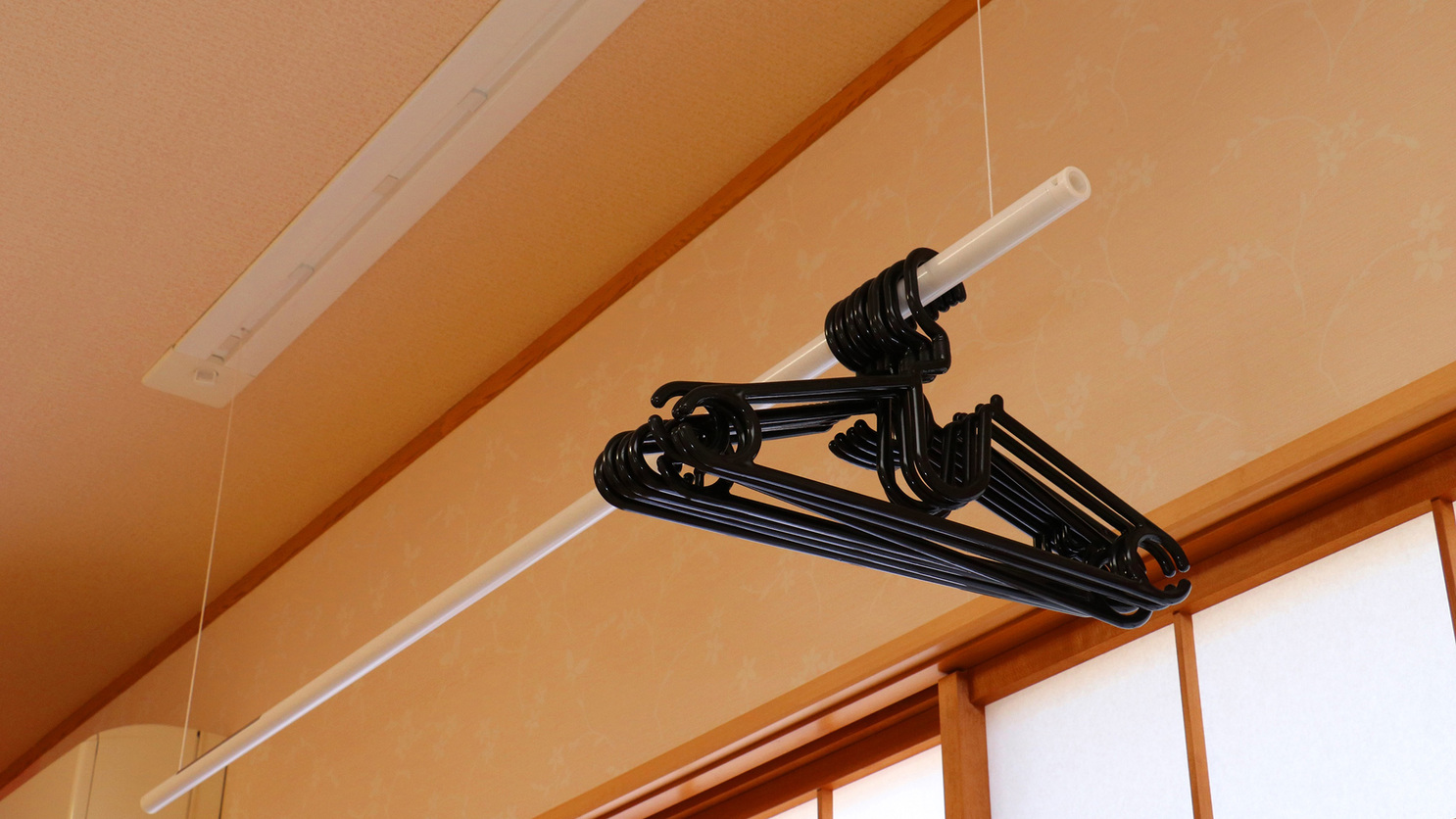 ビジネス・連泊・合宿に嬉しい、天井吊り下げ式のハンガーラック