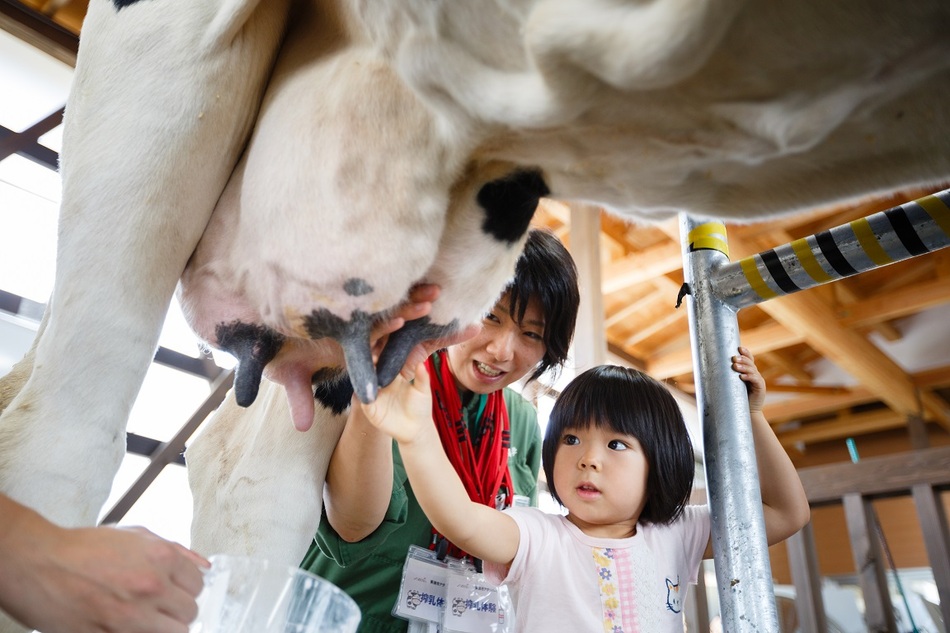 搾乳体験（土日・祝日実施）
