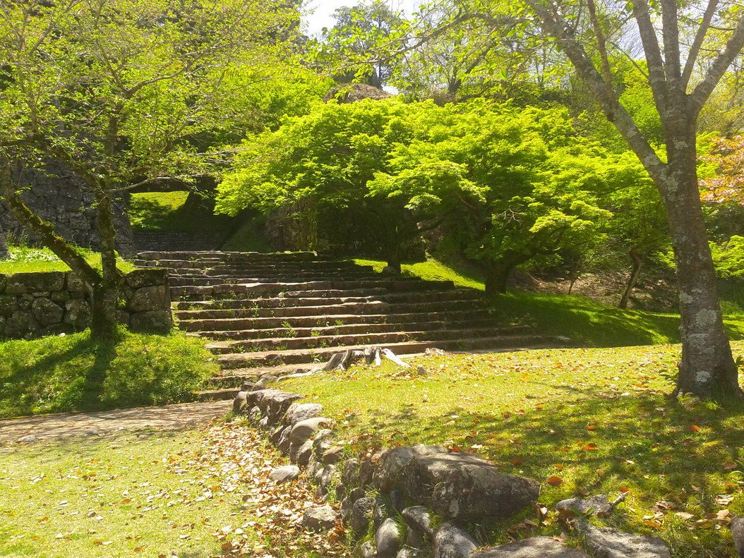 ひとよし城跡入口階段