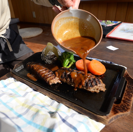 【周辺】姉妹店「華の番台」のハンバーグ。店員さんが目の前でソースをかけてくれます。シズル感！！／例