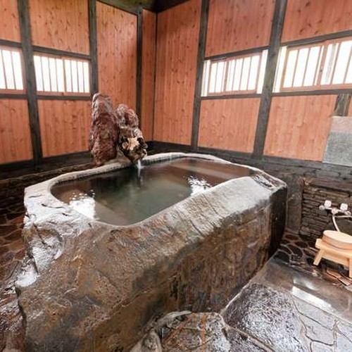 【客室風呂】「野兎」のお部屋に備わるお風呂は、一枚岩をくり抜いて造った世界で一つだけの湯船です