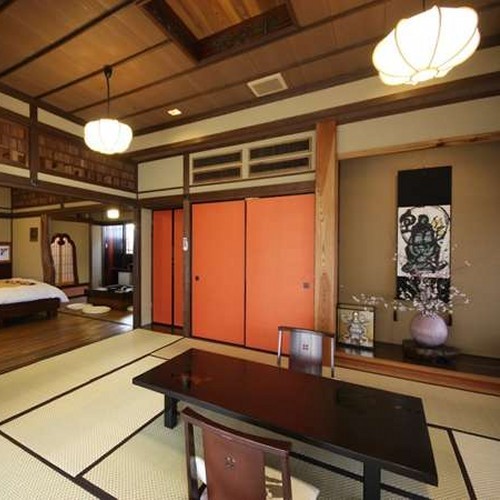 【客室】「草庵」は、和室、寝室（ツイン）、囲炉裏の間からなる３間続きのお部屋です