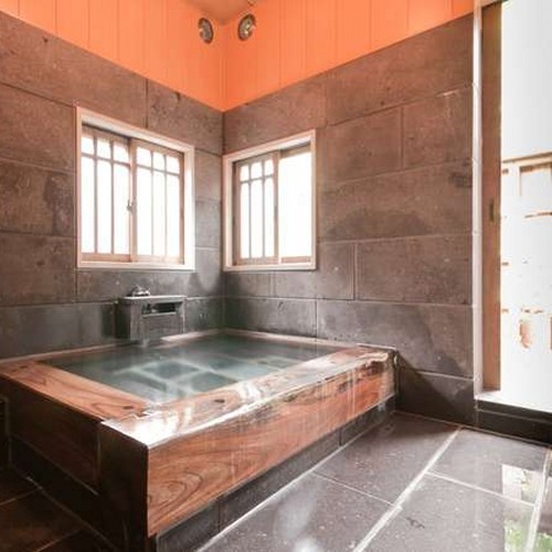 【客室風呂】貴賓室「草庵」には大きめの造りのヒノキ内湯と露天風呂とが備わっております