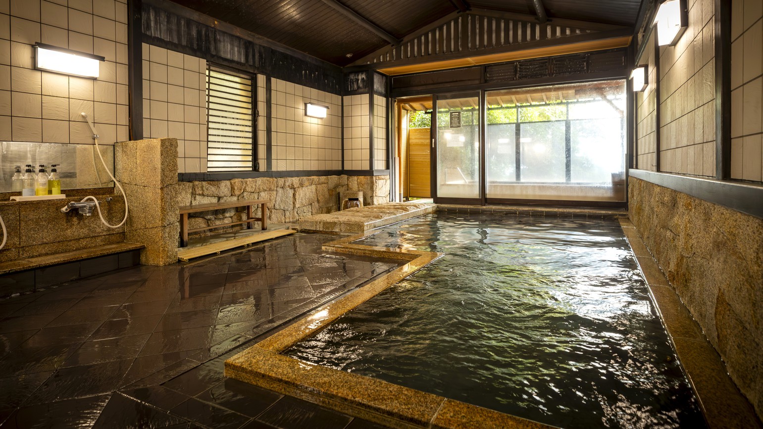 広々とした大浴場の内風呂