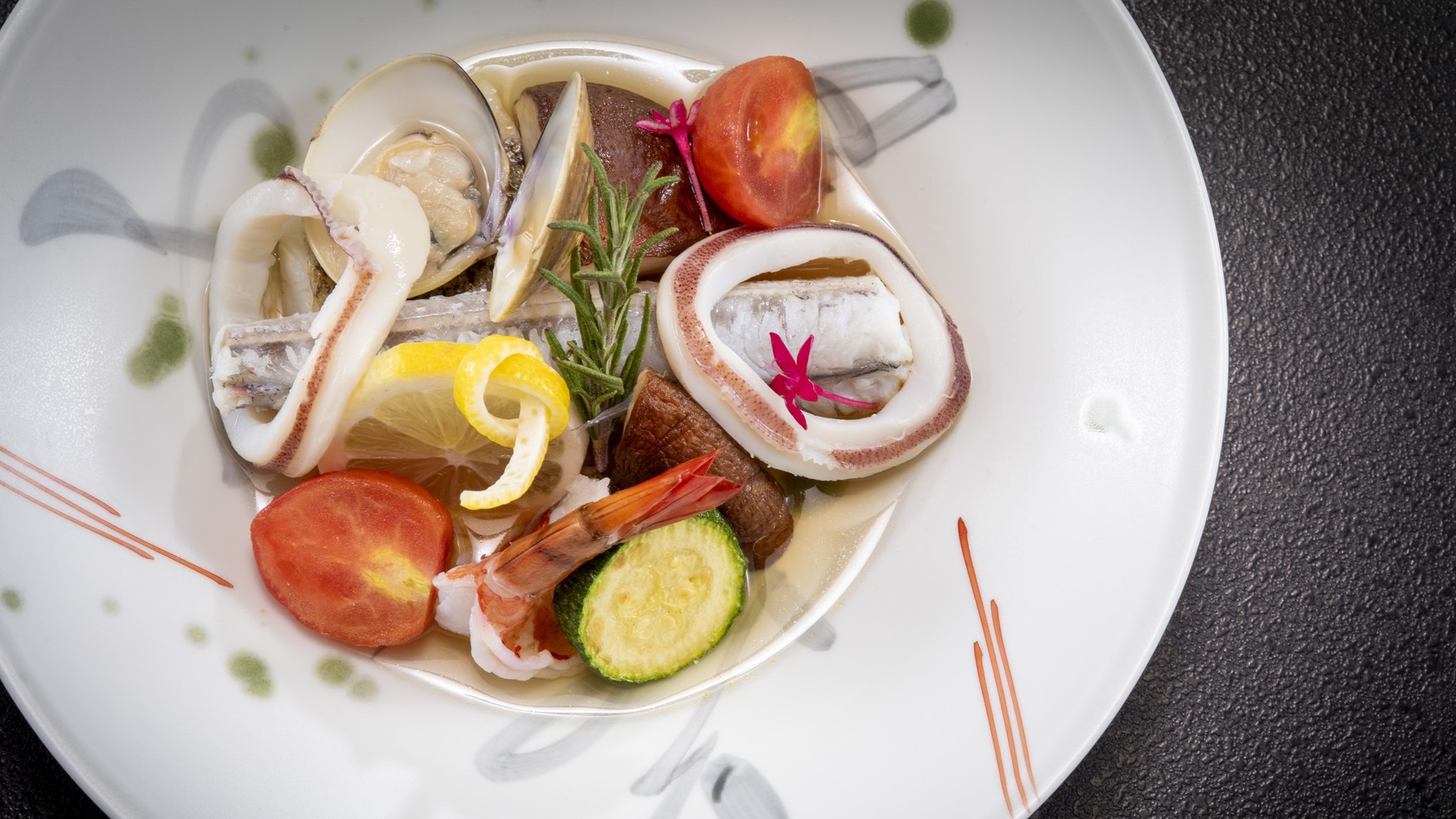 【夕食一例】当館の新名物！旬の魚介のアクアパッツァ