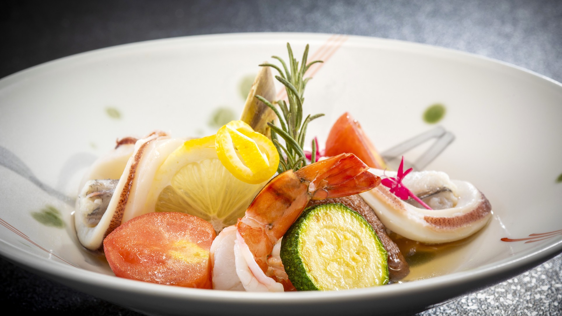 【夕食一例】当館の新名物！旬の魚介のアクアパッツァ