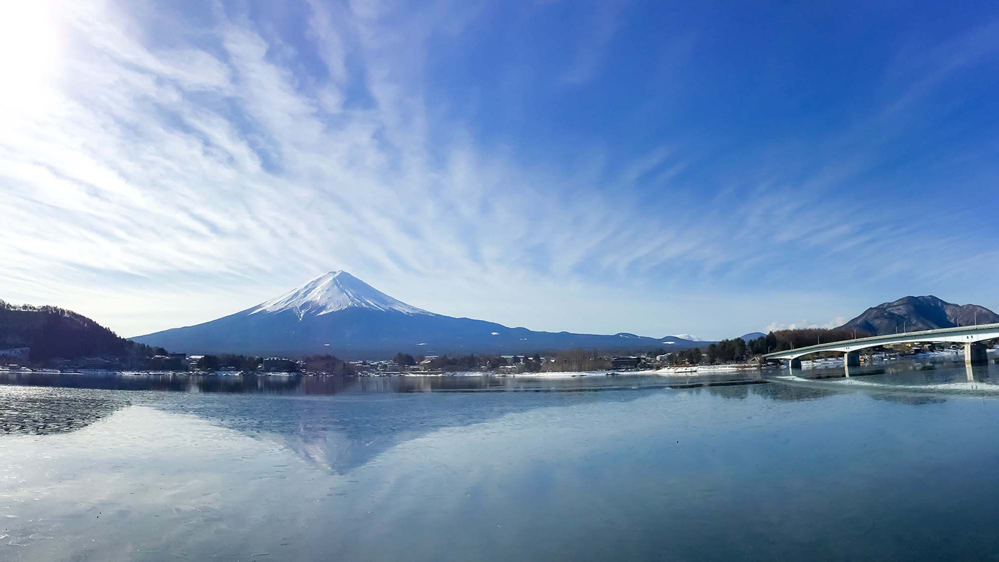 ・河口湖から臨む富士山は圧巻です