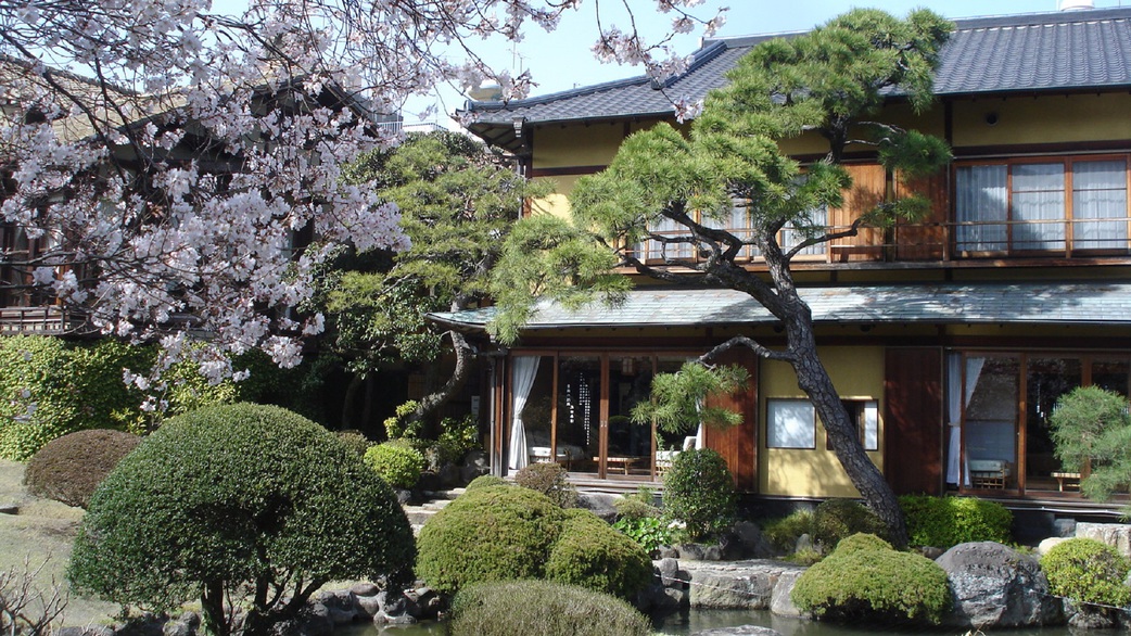 【起雲閣】市街地とは思えない緑豊かな庭園