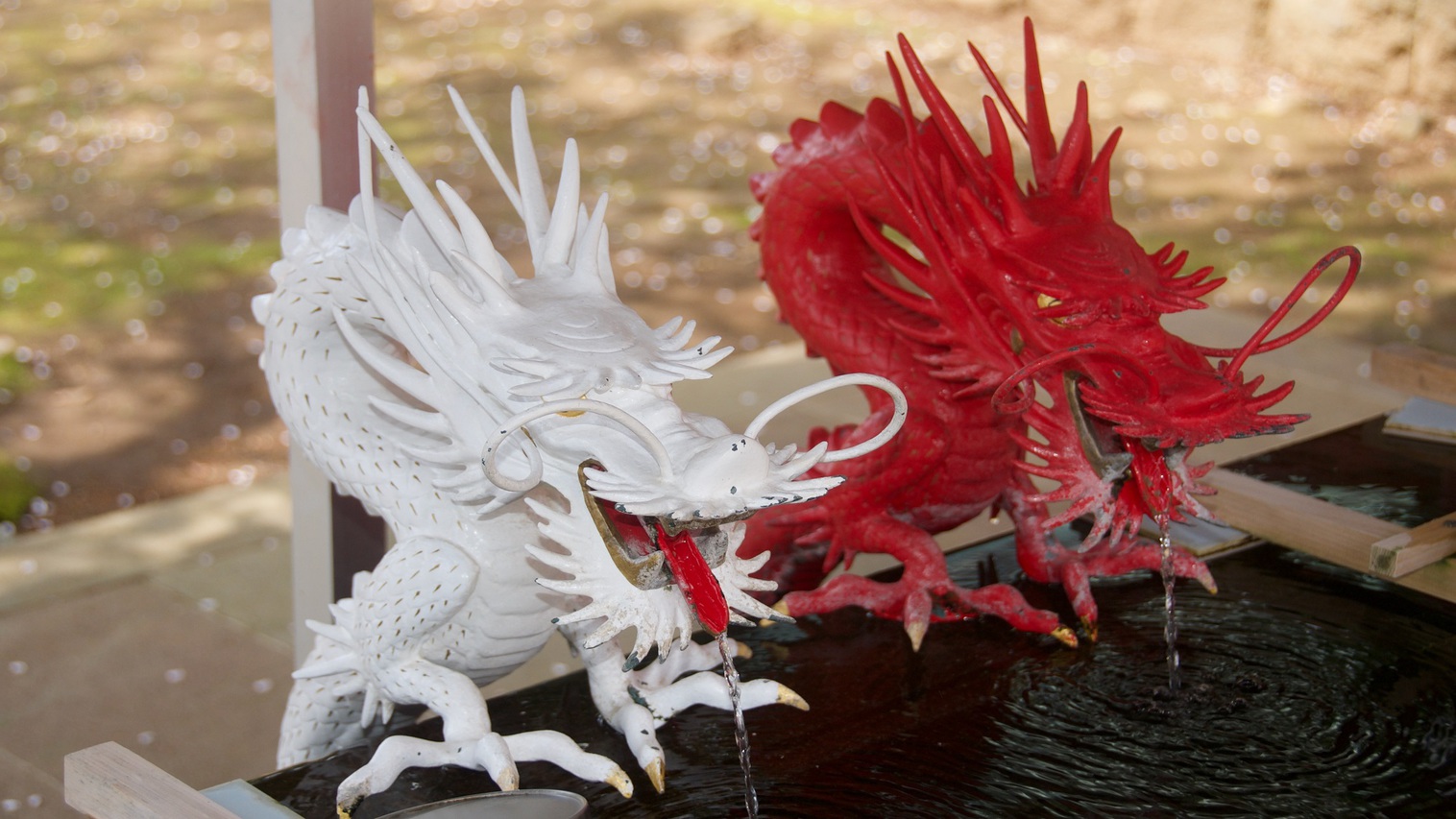 【伊豆山神社】「手水舎」の”;赤白二龍”;