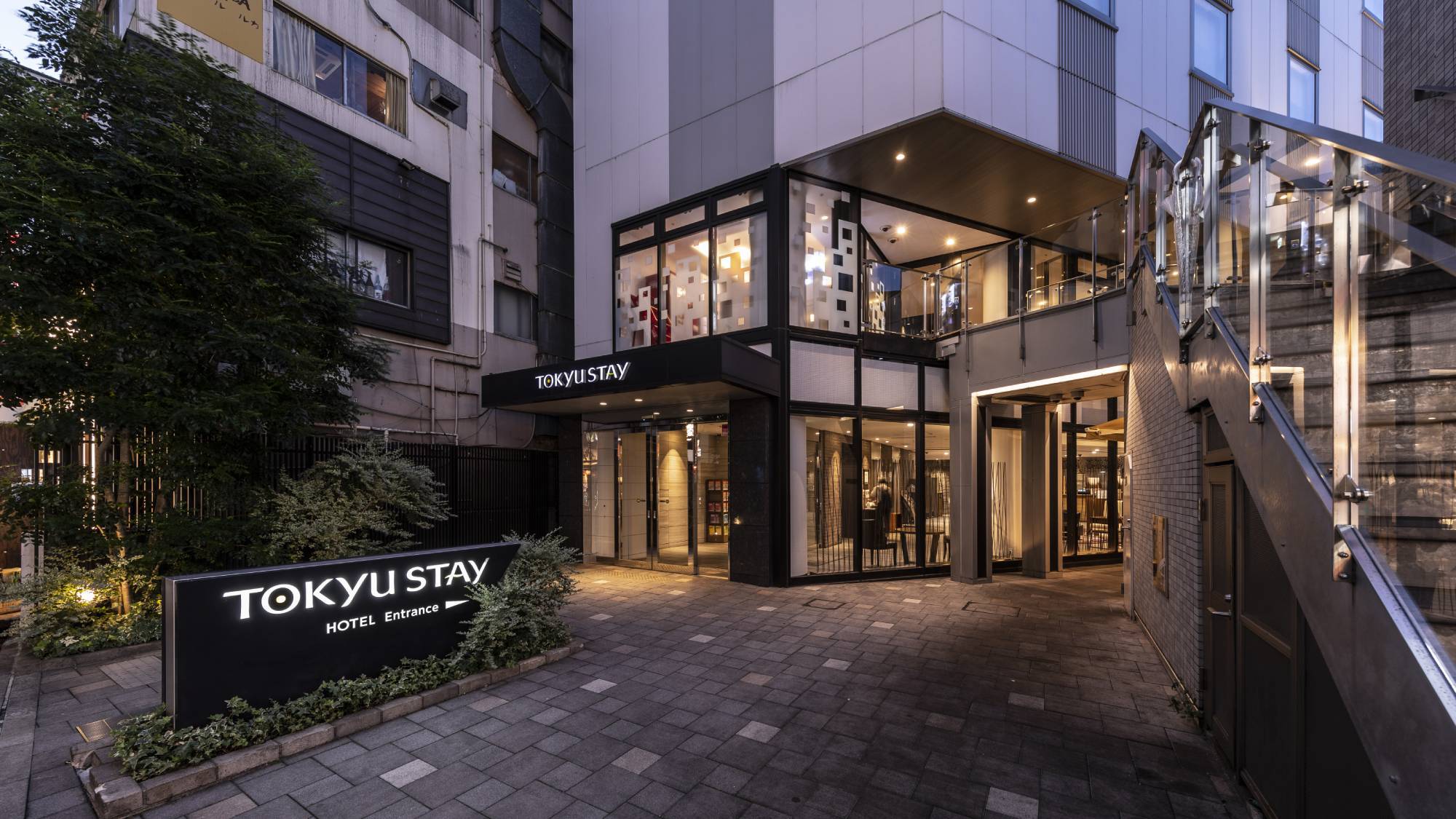 外観入り口（夜）