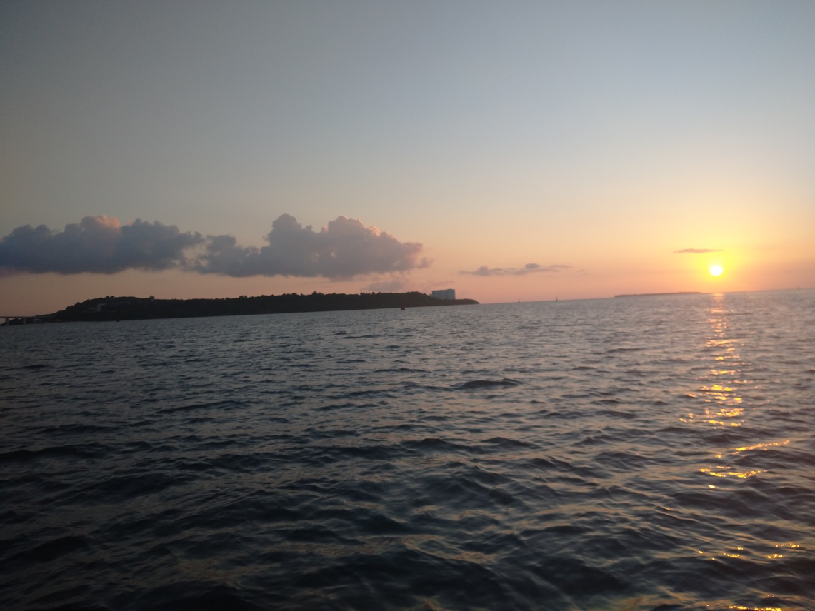 海から見た瀬底島