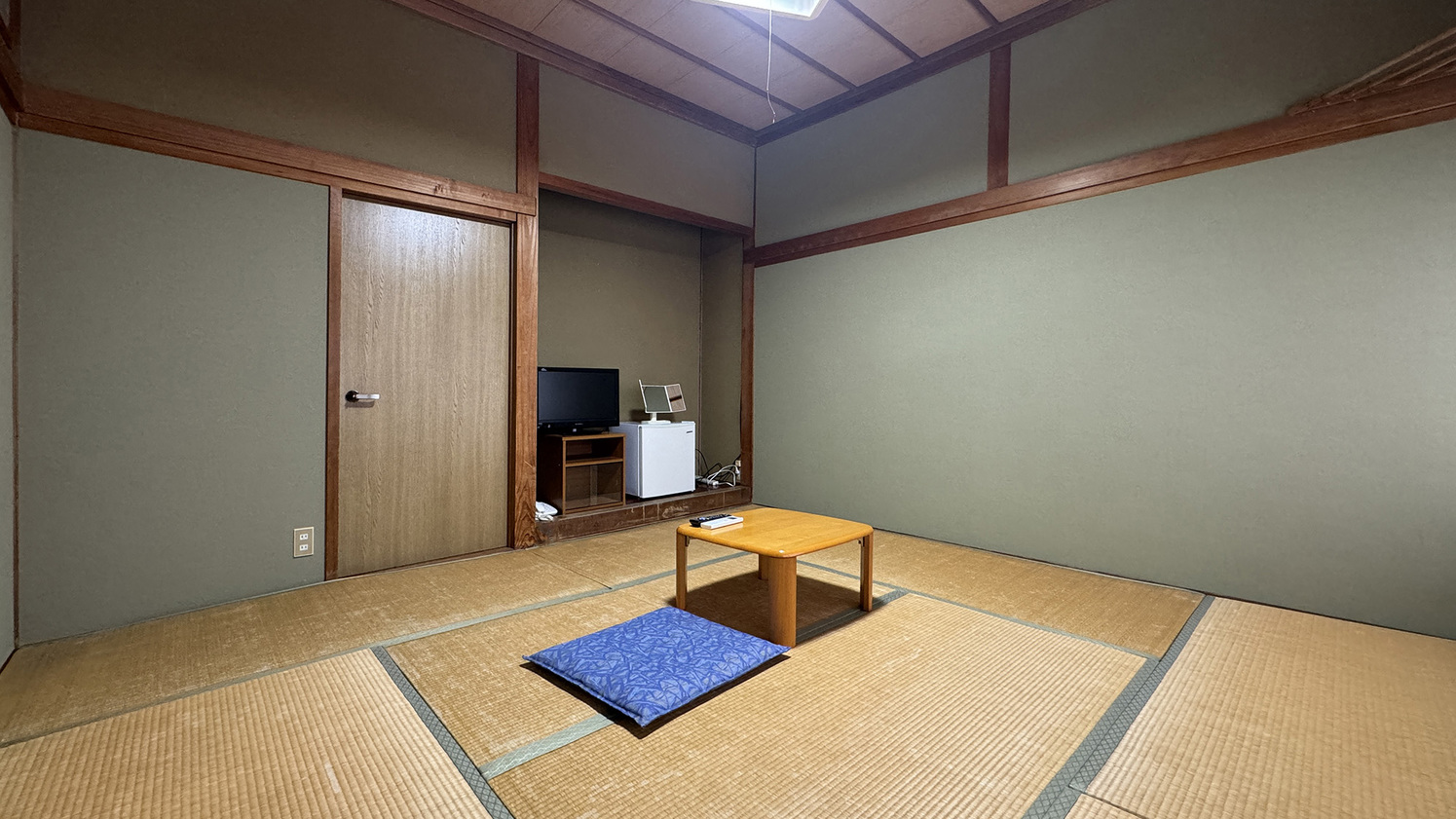 【客室】和室8畳。おふたり様でゆったりとお過ごしいただける広さ。
