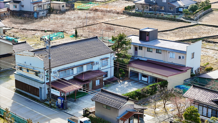 【外観】幹線道路から一本入ったところにあり、便利ながらのどかな場所に位置します。