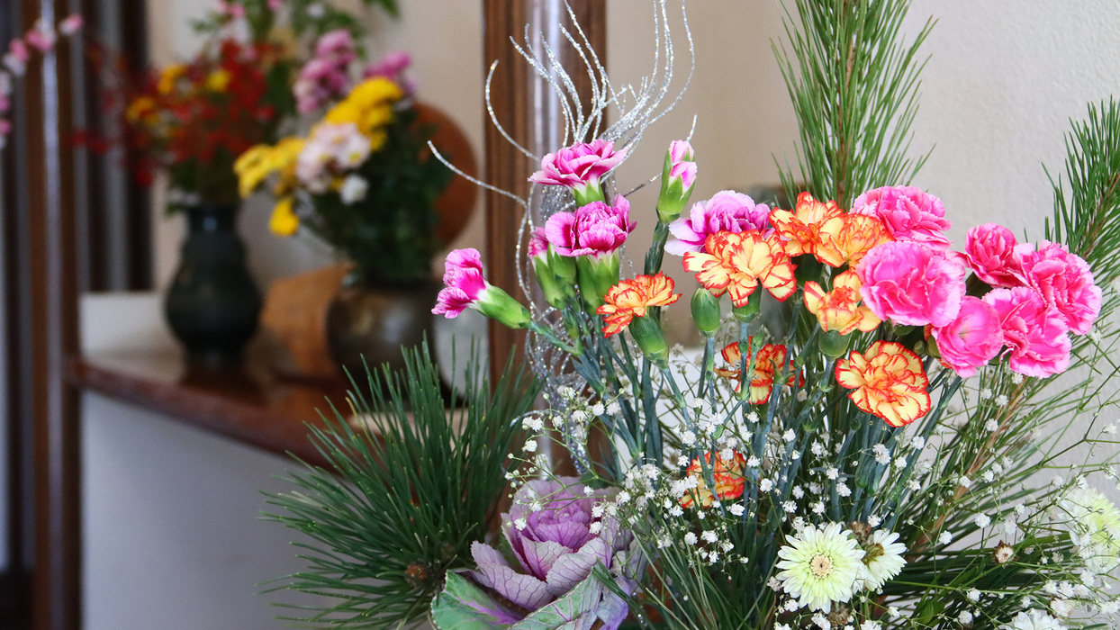 【フロント】季節の花がお出迎えします。