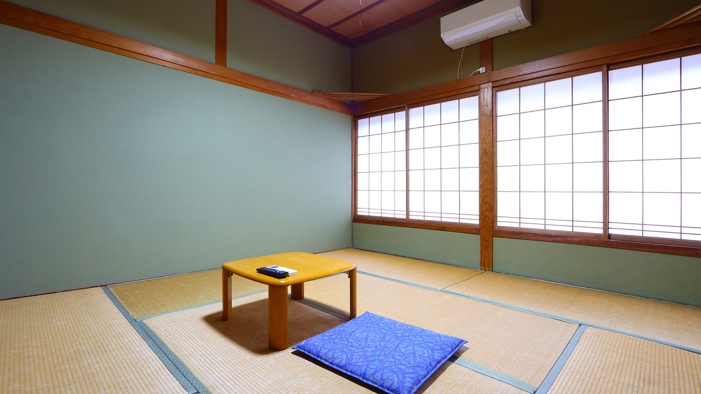 【客室】和室8畳。おふたり様でゆったりとお過ごしいただける広さ。